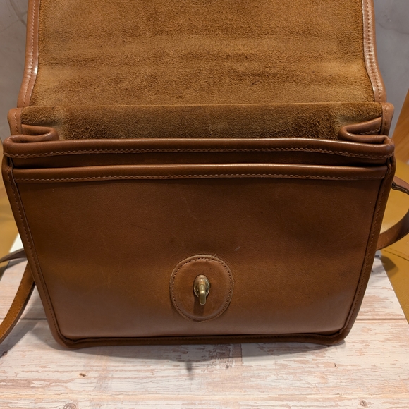 Vintage Coach Willis Leather Crossbody Bag in British Tan - Picture 9 of 16
